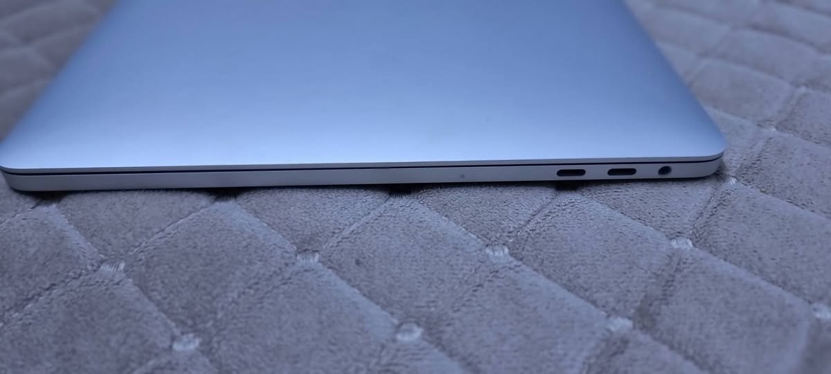 ماك بوك برو 1989 موديل19او18
طافيه ابيعها فحم وعاطلة يطلع صوت من تخليها ع الشحن بس ابيع فحم وعاطله مااعرف مواصفاتها بالضبط
سعرها (  130 الف )
بغداد/مدينة الصدر/***********
