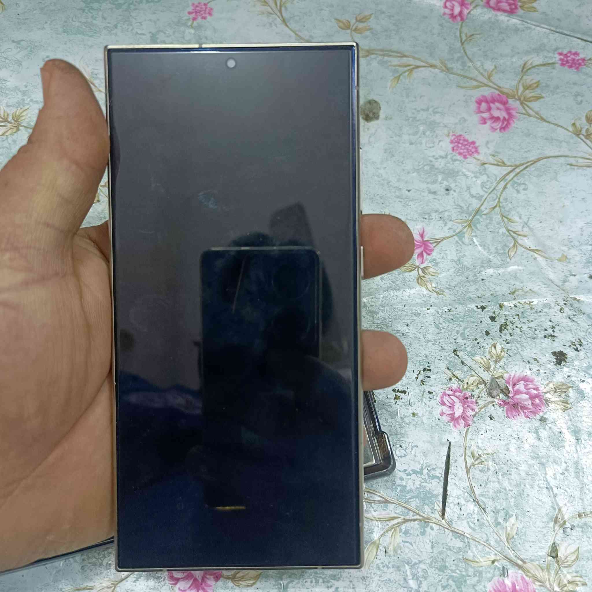 سلام عليكم جهاز24S الترا جهاز نضيف بس الاطار بي زلوغ من كفر ويا شاحنته وكارتونه سعر 900 الشراي يتصل مكلف بنشر ***********
