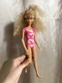 بملابسها الأصلية • إصدار قديم