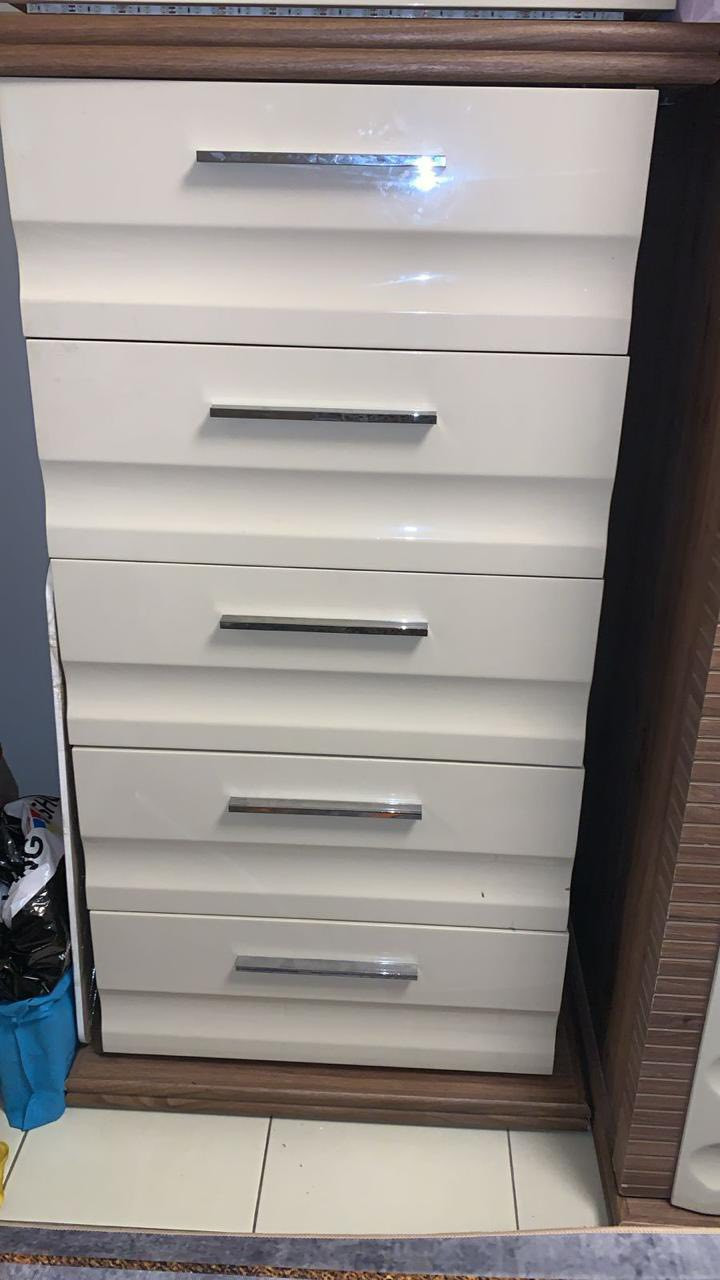 غرفة نوم تركية سبع قطع مابيها اي ضرر نظيفة مشتريها 3 ملايين وصل موجود سعر البيع  مليون ونص اتصال ماسنجر او ***********
