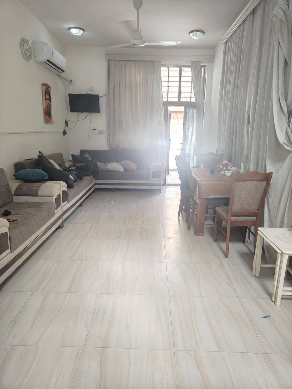 يالله اللهم صلى على محمد وال محمد بيت للبيع مساحته 100 متر طابقين سند 25 يحتوي على غرفتين نوم بناء حديث درجه اوله طابوك صب مسلح كامل هوه واثاثه كافه الخدمات موجوده ماعدى التبليط العنوان كربلاء طويريج شارع اربعين للاستفسار *********** عقارات تاج القمه شارع اربعين مقابيل الطابو السعر 75 مليون
