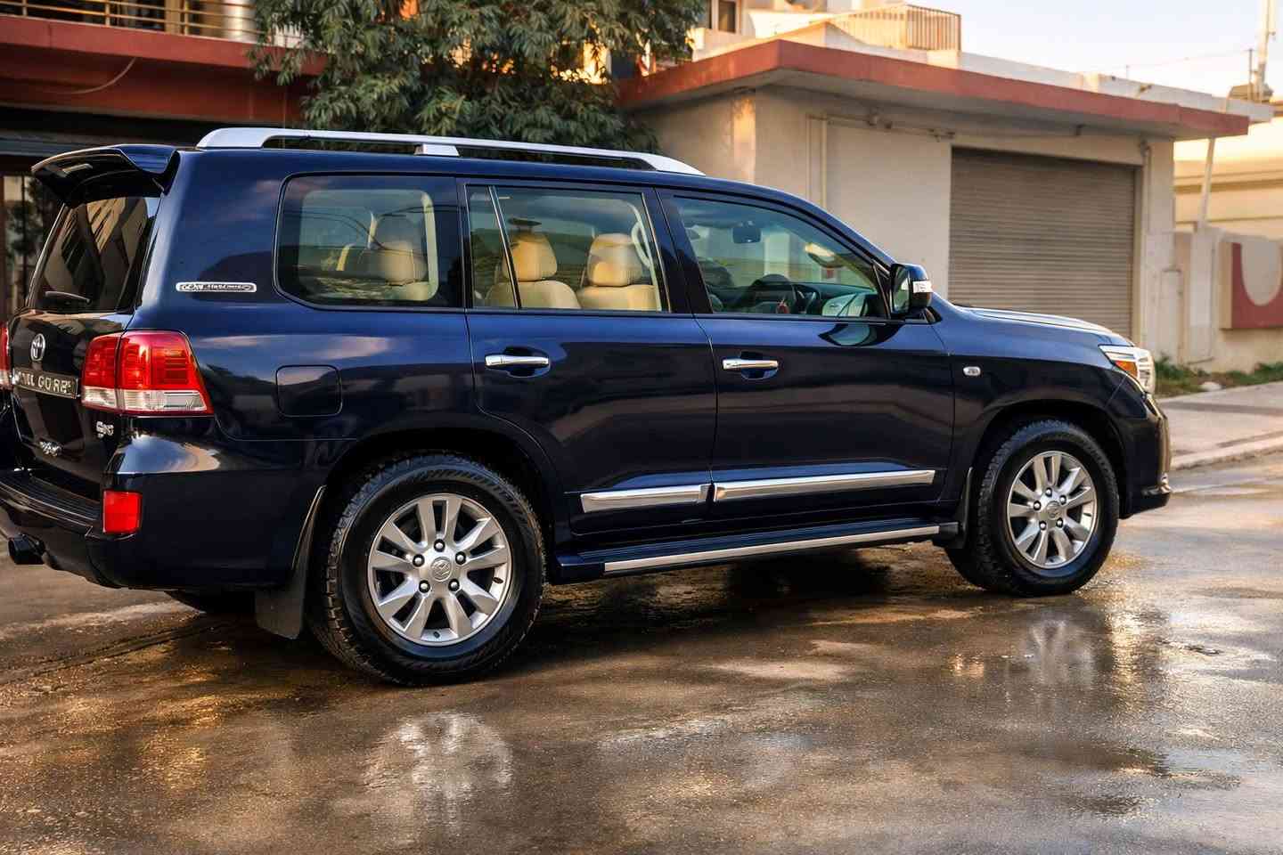 ⸻

🚙 للبيع تويوتا لاندكروزر GXR V6 2011

سيارة نظيفة جداً ومهتم بيها استخدام شخصي ✨
المحرك V6 قوي وعملي – معروف بالتحمل والعزم 💪

🔹 شرط الفحص بالكامل
🔹 شاصي أصلي بدون حوادث
🔹 مكفولة من الصبغ (فقط تعديل بارد حك شبر بجاملغ سكن الامامي )
🔹 داخلية نظيفة جداً
🔹 تبريد ممتاز
🔹 إطارات بحالة جيدة جدا 
🔹 استخدام يومي وما تشتكي من أي عطل
🔷فتحه سقف (سلايت)

سيارة جاهزة للاستخدام والسفر بدون أي مصاريف 👍
السعر مناسب وقابل للتفاوض للجادين فقط

السعر  3شدات و20 ورقه 

📞 للاستفسار الاتصال على ***********
                                                  ***********
