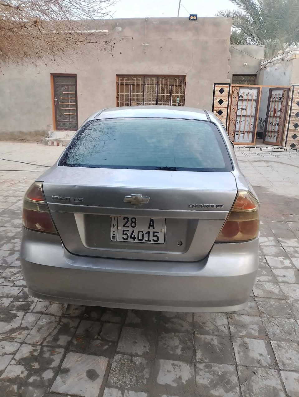 سلام عليكم افيو موديل 2009 خليجي مفتوح اوتماتيك سياره بيه ضربه جاملغ الخلفي جهة اليمين والباقي مكفول من ضربه ومصبوغه عام  مكينة  وحداديه وتخم تاير كله جديد رقم نجف دولي سنويه ل 28 مكان نجف مناذره ***********
 علي عباس الجبوري
