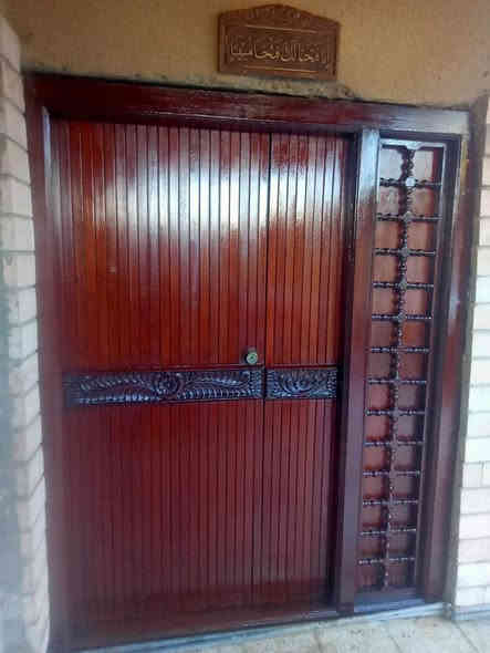 السلام عليكم هذا شغلي اني صباغ اخشاب وتصليح اليريد صباغ وتصليح اخشاب اني حاضر ولتزم بل موعد وشغل مضبوط رجال عل باب الله اريد اعيش وساهل ويه ناس وين مجان رزق اروح اشتغل شغل موقعي وين مجان اشتغل فه العنده شغل بلخدمه ويخليني عل باله التزام بل موعد ***********وتساب
