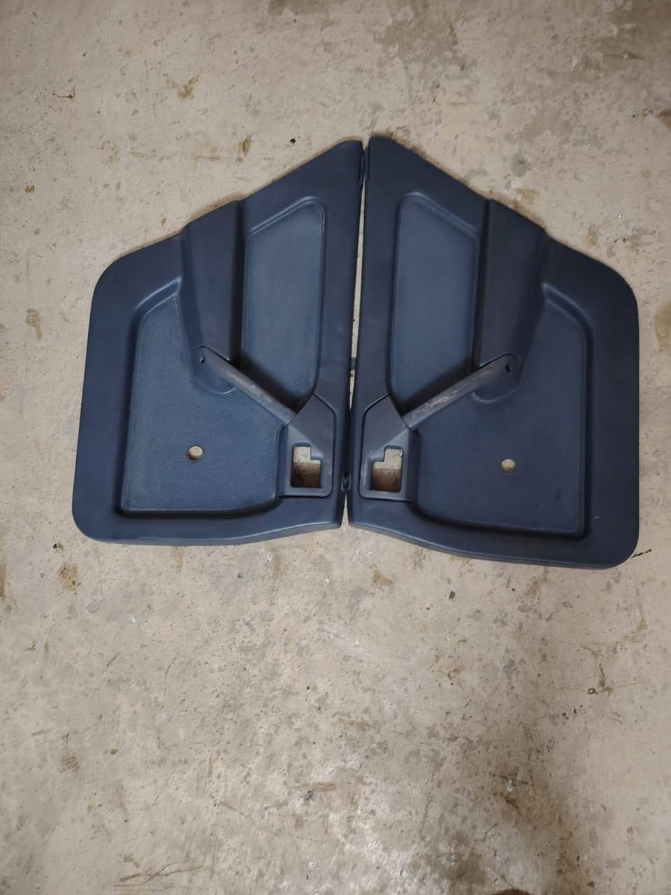 بطاين فكتره للبيع مال كصه جديد لون ازرق  بس جلد خفيف جان مشلع صلحتو استفسار ***********
