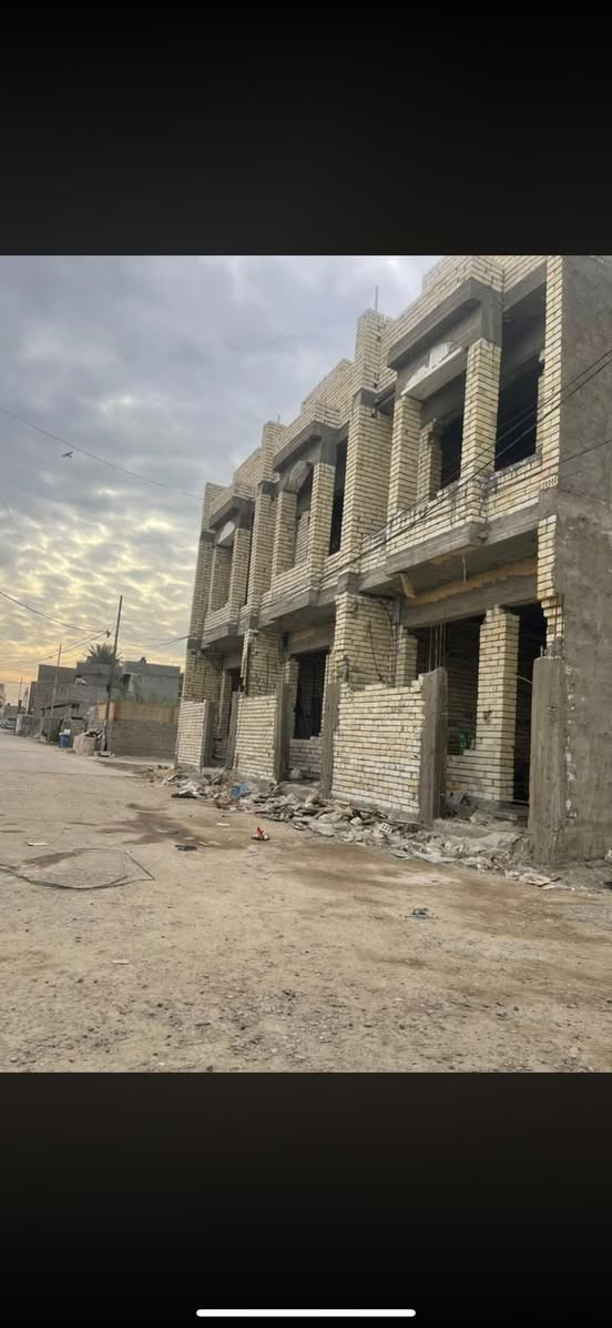 #للبيع_في_بغداد_الدوانم_50م_قيد_الانشاء
🏡 ثلاثة عقارات قيد الإنشاء – موقع مميز في حي الدوانم

📐 المساحة: 50 م² لكل عقار
📏 الواجهة: 5 م
⭕️علق ب تم وسيتم الرد عليك  على الخاص
🧱 مواصفات البناء:
• طابوق درجة أولى مع تأسيس دفن
• تصميم عملي وحديث

🏠 تفاصيل الدار الواحدة:
• صالة
• مطبخ
• غرفتا نوم
• حمام
• منور
• كافة الخدمات

📌 الموقع:
شارع حجي شهاب – مجاور جامع الملك القدوس

⏳ ملاحظة:
العقارات قيد الإنشاء حالياً، والتسليم خلال مدة أقصاها شهر بإذن الله.

📞 للتواصل والاستفسار:
📱 ***********
العقاري سعد الجبوري 

#عقارات #بغداد #الدوانم #بيع_عقارات
