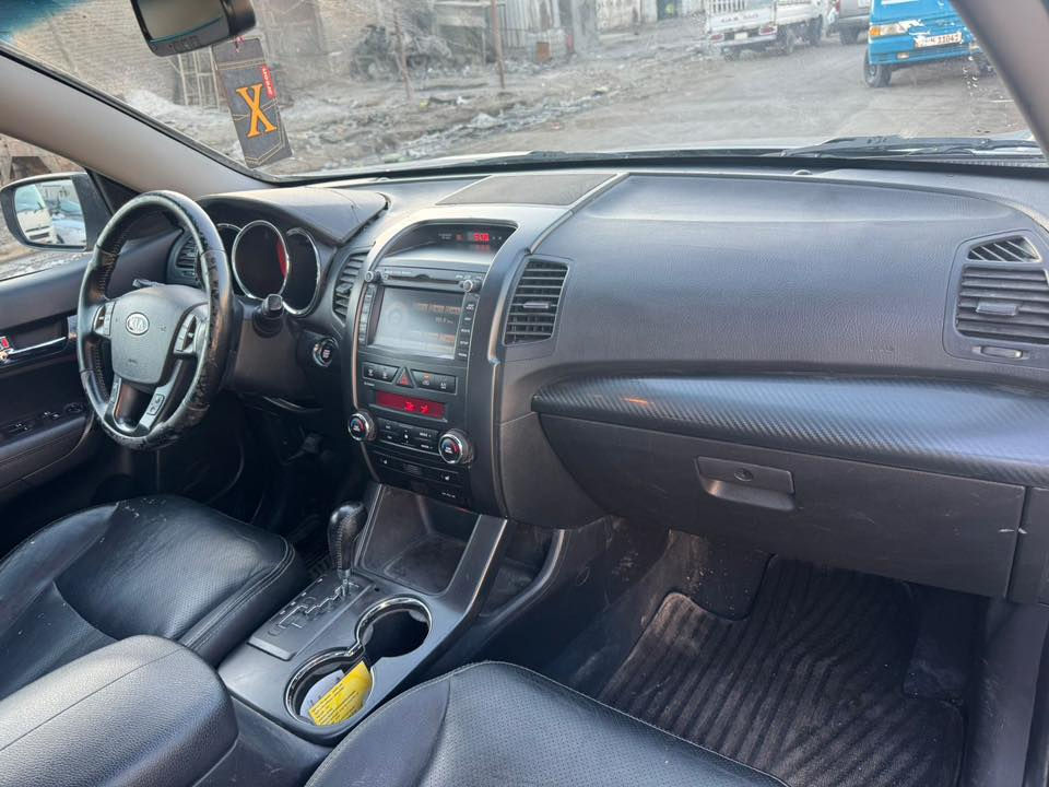 السلام عليكم
سورنتو 2013 اعلى فئة 
كصة جنطة دخول جديييد
متوم اربيل وجاهز شغل حلو كلش
فول مواصفات 
6سلندر 
7راكب
3قطع تبريد
بانوراما
كشنات كهرباء
شاشه
كاميرا
حساس خلفي
السياره كلهه جديده صدر تدفئة تبريد كله جديد
ماكو نقص برغي

عنوان السياره بغداد 
واتس اب

***********
