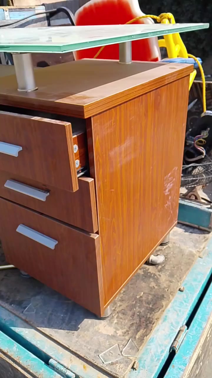 ميز مكتبي للبيع العنوان بغداد المشتل رقم الهاتف ***********
