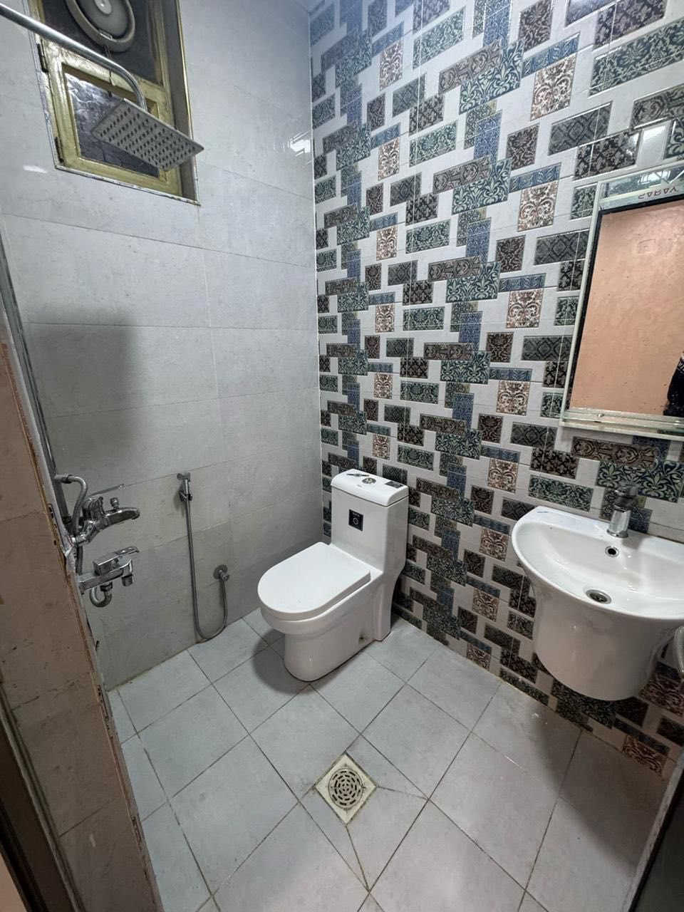 للأيجار شقق سكنيه جداً نظيفه
💚طابق أرضي : استقبال ومطبخ وغرف نوم 2 وصحيات 2 .. ايجار 800 الف + 30 الف خدمات 

💚طابق اول فوق الارضي : استقبال ومطبخ وغرف نوم عدد 2 وصحيات عدد 2 .. ايجار 750 الف + 30 الف خدمات 

( الخدمات تشمل عامل تنظيف للبنايه + اجور الماء + الكهرباء ) 

الموقع : السيدية / شارع جامع السيدية / قرب شارع 40 
للاستفسار اكثر 
*********** حمزة 
مكتب ايليا للعقار
