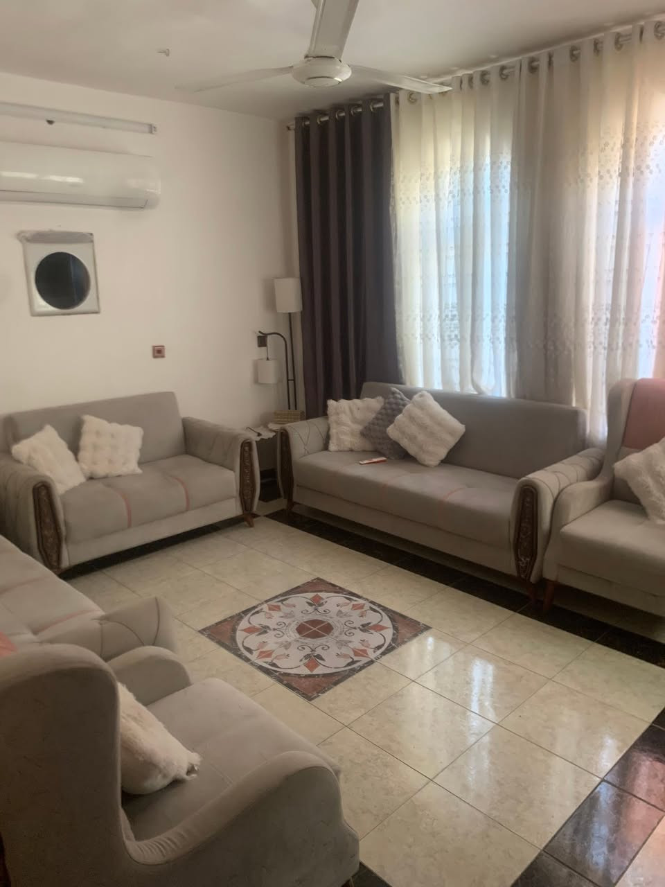 سلام عليكم
يوجد دار للبيع طابو زارعي سند 25
مساحة 100 متر مربع 10*10 يحتوي على 2 غرف نوم صالة ومطبخ وحولي وحمام وتواليت العنوان شهداء البياع قرب فلكة الشهداء بظهر حسينية الحسن العسكري للاستفسار الاتصال على الرقم ***********
