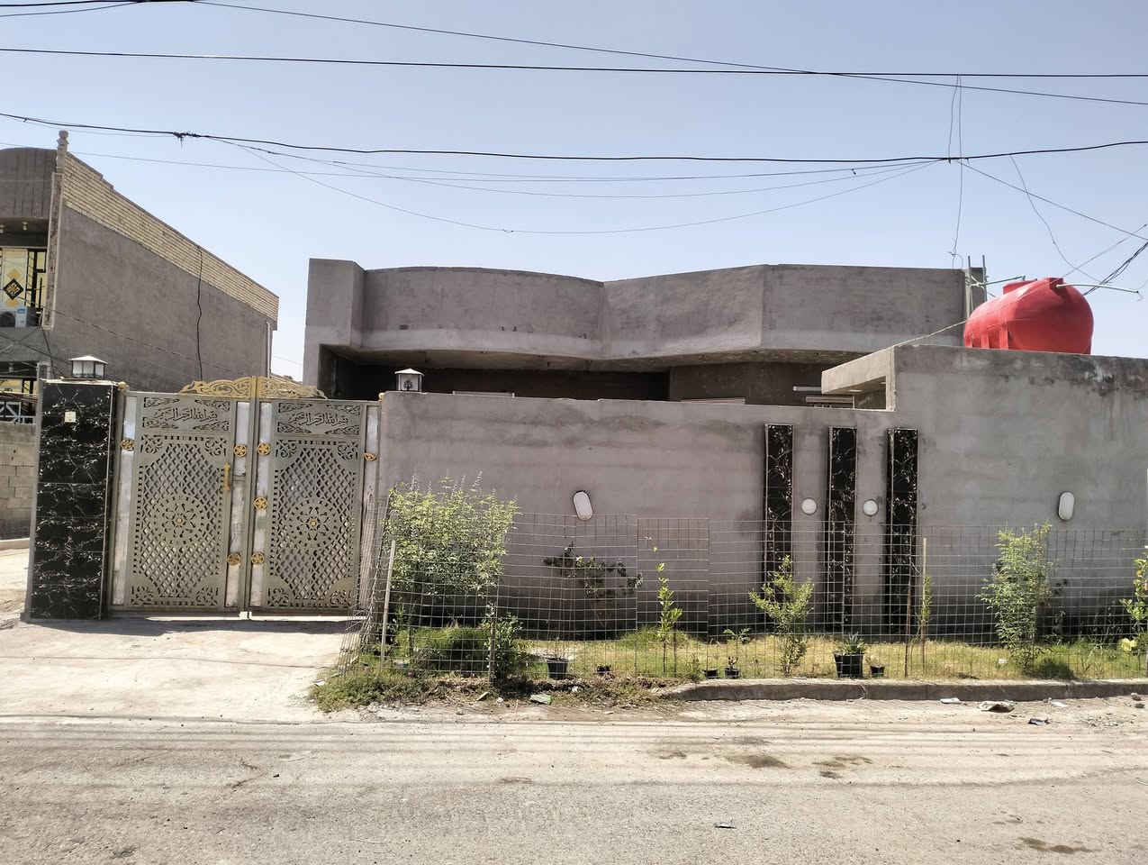 سلام عليكم بيت ركن ع ثلاث شوارع للبيع مساحة 275 سند 35 غرفتين نوم كراج يتسع سيارتين موقع بغداد جسر ديالئ القديم قرب سيطرة العريفية او قرب ملاعب  العيساوين يبعد عن طريق كوت او جرف نداف 5 دقايق ماء خطين تبليط كهرباء مجاي انترنيت سحب 
استقبل8×6
صالة9×4
مطبخ6×4
غرفة5×4
غرفة 5×6
حمامات داخلي وخارجي +ترك+ منور+حديقة خارجية
ملاحظه البيت يحتاج ارضية ول صاله و غرفتين مخمر فقط السعر 160 للجادين فقط الاتصال ***********
