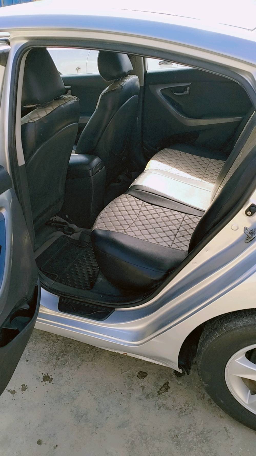 السلام عليكم النتره بيع موديل 2012 
نضام ايكو شفط مري اشاير بالمري حساس خلفي فول تحكم استيرن مكينة 1600 لا دوانس ولا تبخير ولا تنقيص كير مكينه تبريد تدفئه خير من الله صدر جديد تخم تاير باتري جديد سياره متعوب عليها وكله على ايدي لا صبغ ولا تبديل بس صبغ البنيد اثر اجراد ولباقي كله مكفول شكل سياره مثل البصوره وبعد احلى نصبه تخبل رقم واسط انكليزي مكاني حي الزورا بغداد 