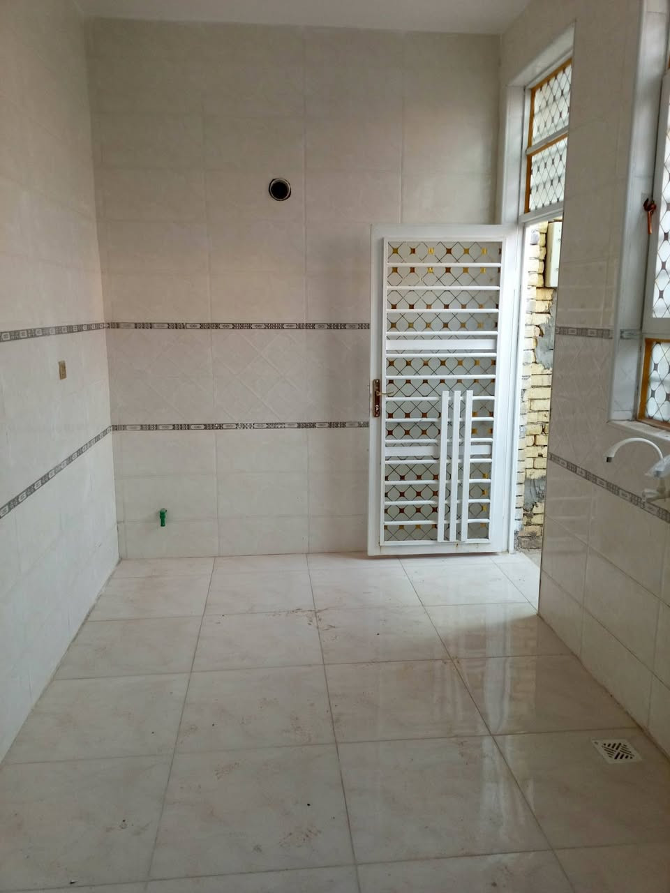 مشتمل للايجار بناء حديث ميه مربع ركن على ساحه بلدبيه الثالثه قريب على مكتب دلالية حسين الزيدي للاستفسار ***********
