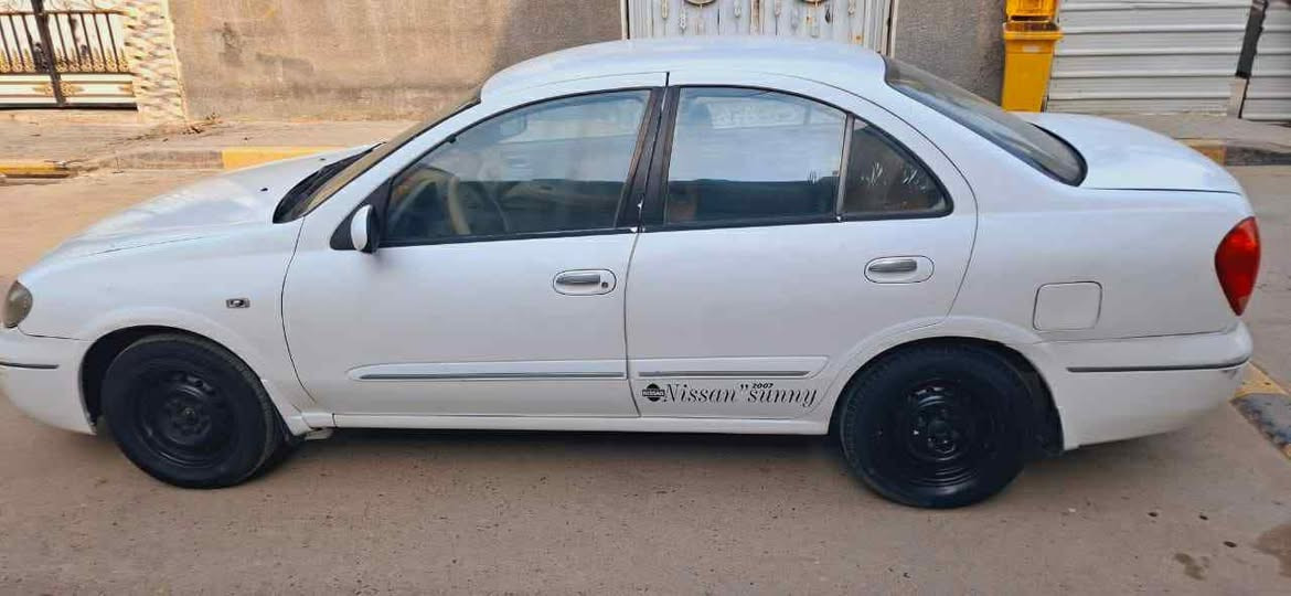السلام عليكم  نيسان سني ياباني ٢٠٠٧ رقم بغداد نكليزي لون ابيض ثلجي حداديه جديد كير عادي محرك  اسود وكير مكفولات تدأفئه تبريد ثلج صبغ جامع الامامي ولبنيد وجنطه بدن ضربه ودواخل مكان سياره الكرمه الانبار السعر ٨٥ وبيهه مجال ***********
