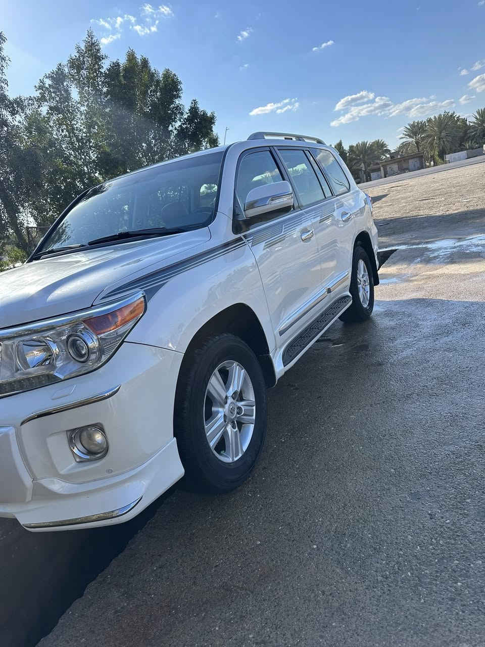 سلام عليكم لاندكروز موديل 13 فطيم سياره جاهزه اي نقص ما بيهه صبغ جاملغ خلفي فقط سعر 315 ستفسار ***********
