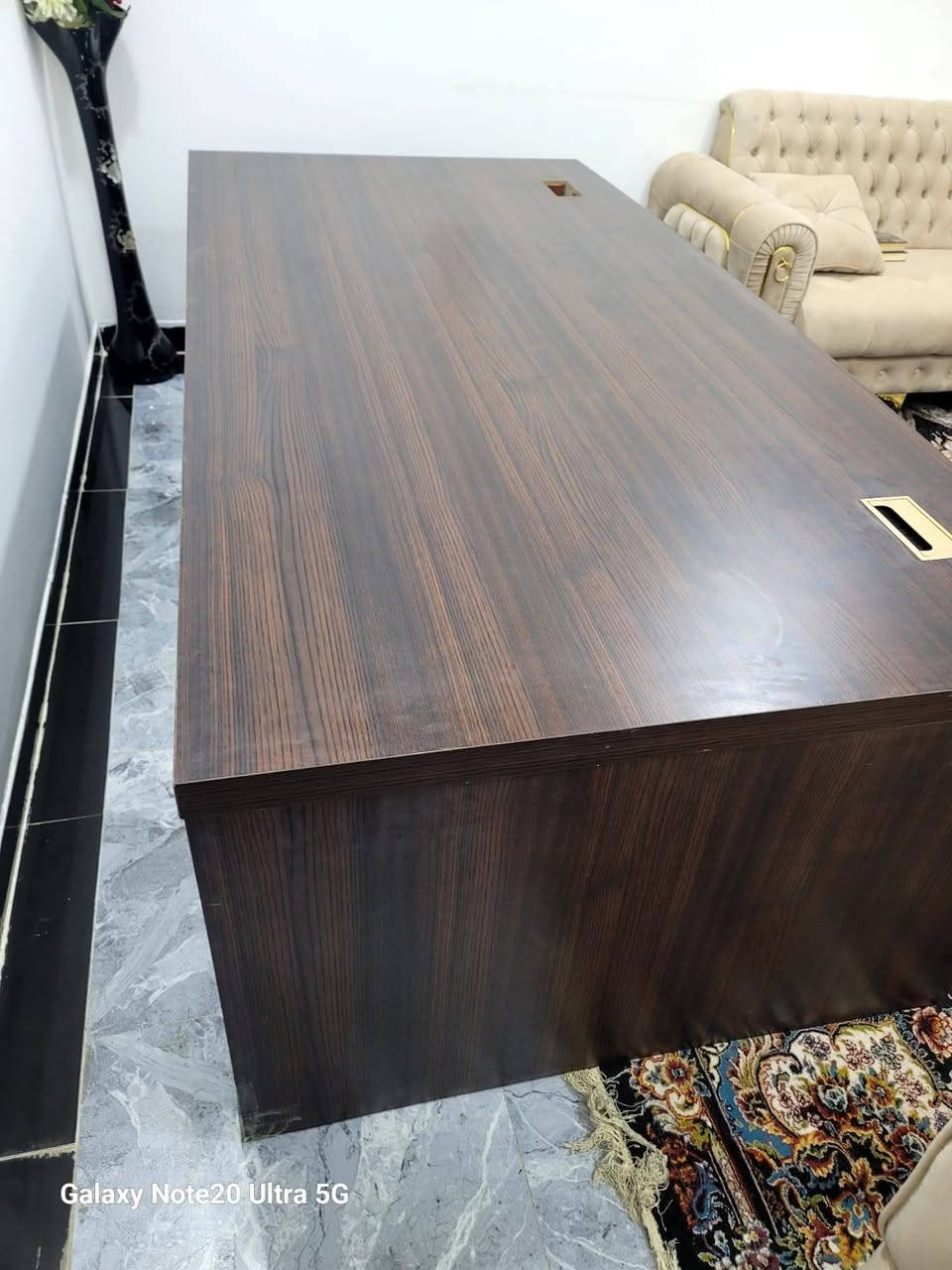 ميز مكتبي كبير للبيع 
سعر 300 و بي مجال 
الارتفاع 115 و الطول 240
ديالى بعقوبة المفرق 
*********** واتس اب
