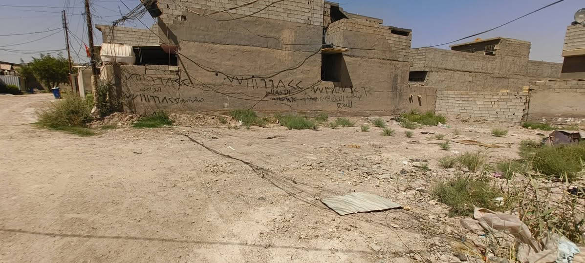 الزعفرانيه حي الامانه ***********
قطعه ارض زراعيه موقعها كلش حلووو
 مساحه الارض رسمي 100الواقع حاليا 120سند 35 كافه الخدمات من غير تبليط
سعر 20 وبيها مجال

