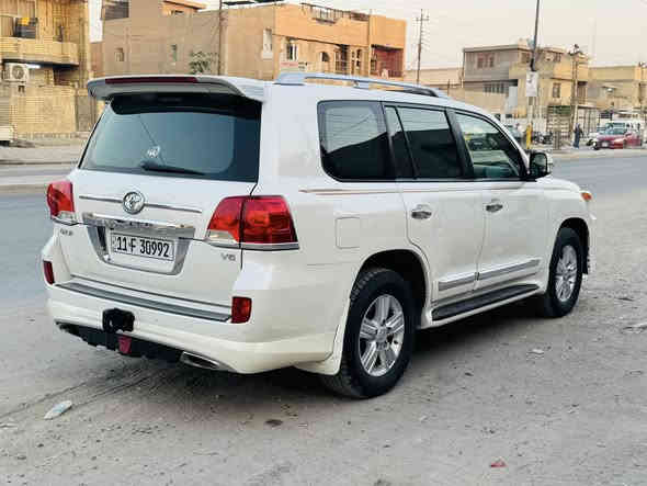 السلام عليكم للبيع لاندكروز موديل 2015 تكمة وسنويه بريم اصلي رقم بغداد بسمي مشروع وطني مكفول كفاله عامه من صبغ وتبديل وفتح 
فول مواصفات
بصمه تشغيل
بصمه ابواب
فتحه
كشنات جلد
كشن كهرباء ثلاث حركات
زراكات
مري شفط
مري قلاب
تحكمات ستيرن كامله
مثبت سرعه
سبعه راكب
ثلاث قطع تبريد
8ايرباك 
محرك v6 
حساس امامي
حساس خلفي
وباقي مواصفات بريم معروفة 
ماشيه 105الف حقيقي 
السعر (٤٣٠) وبيهة مجال بسيط 
للاستفسار اتصل على الرقم
*********** 
مكان السيارة بغداد البياع حي التراث
