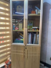 اغراض روضة • ميز • مكتبه