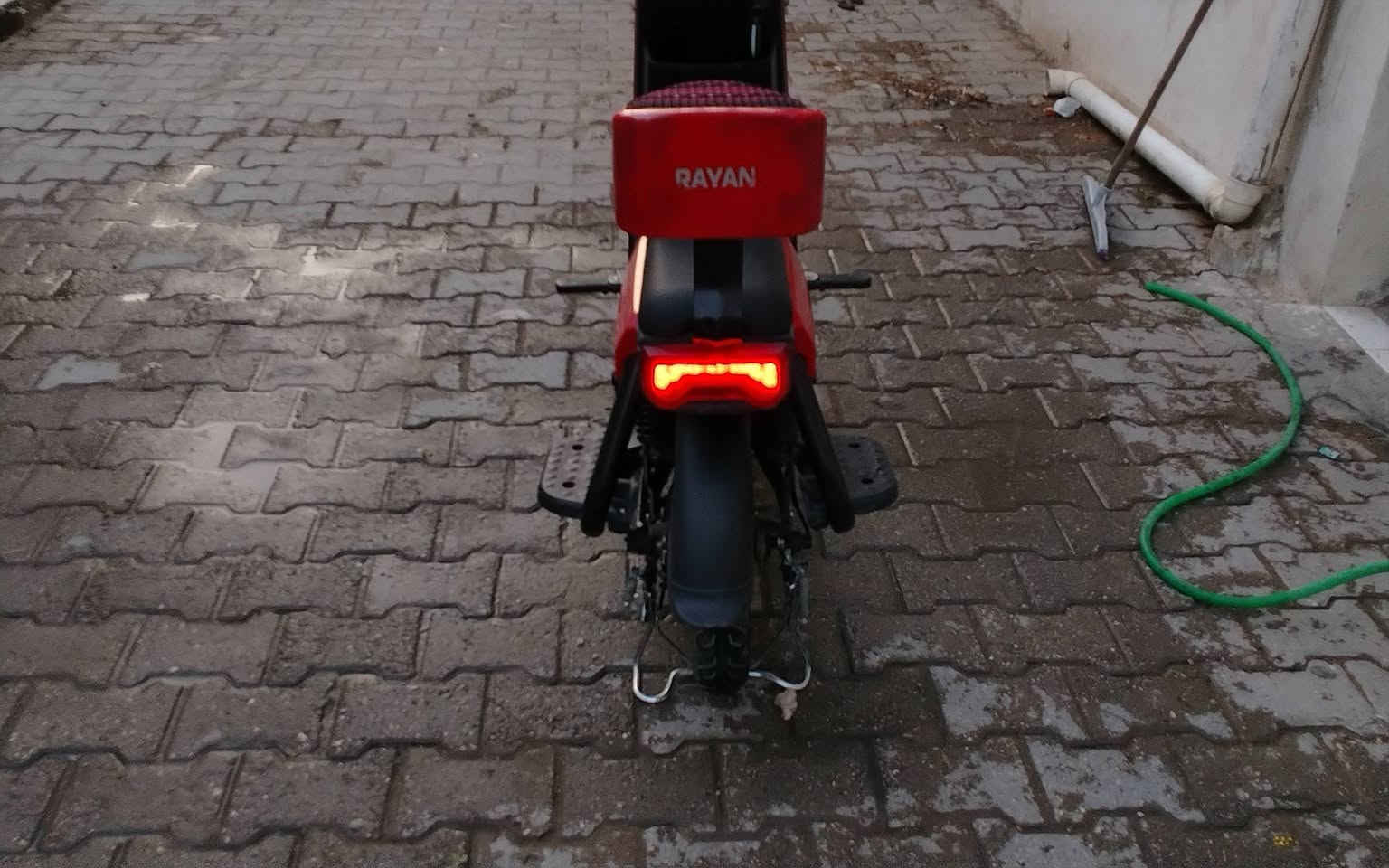 السلام عليكم دراجة شحن شركة الريان حجم ١٤ بحالة جيدة وبدون نقص السعر ٢٥٠ الف وبيها مجال بسيط الاتصال واتس اب على الرقم ***********
