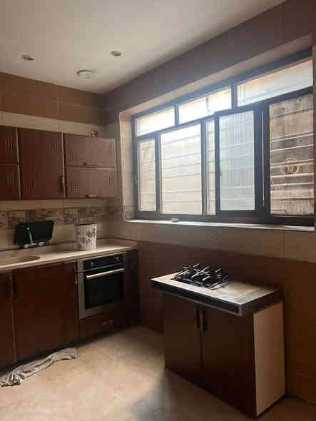 �✨ 
إعــلان تــأجــيــر شــقــة ســكــنــيــة
 ✨🏢

شقة مميزة للإيجار – فقط للعوائل أو بنات موظفات أو طالبات
📐 
المواصفات:

 • المساحة: 150 متر
 • الطابق: الثاني
 • البناء: حديث جداً
 • البناية تحتوي على 3 شقق فقط (شقة واحدة في كل طابق)
 •  بلكون واسع + 3 مناور للتهوية والإضاءة الطبيعية
 • تشطيب عصري ونظيف
مؤثث مطبخ كامل 
📍 
الموقع:

📌 المنصور – قرب مول بابلون
موقع راقٍ جداً وقريب من الخدمات والمطاعم والمراكز التجارية والمواصلات.

💰 
سعر الإيجار:

🔹 850,000 دينار شهرياً
📞 
للاستفسار والحجز:

رقم الهاتف:***********
