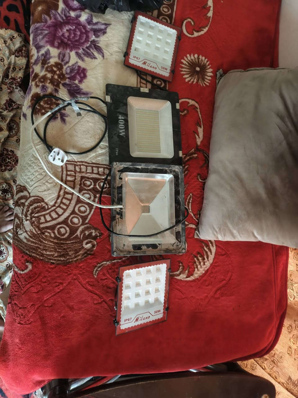 ثريات شغاله أو ابلاجكتورات شغاله 

البيع مستعجل   شلع     

رقم تلفون    ***********.
