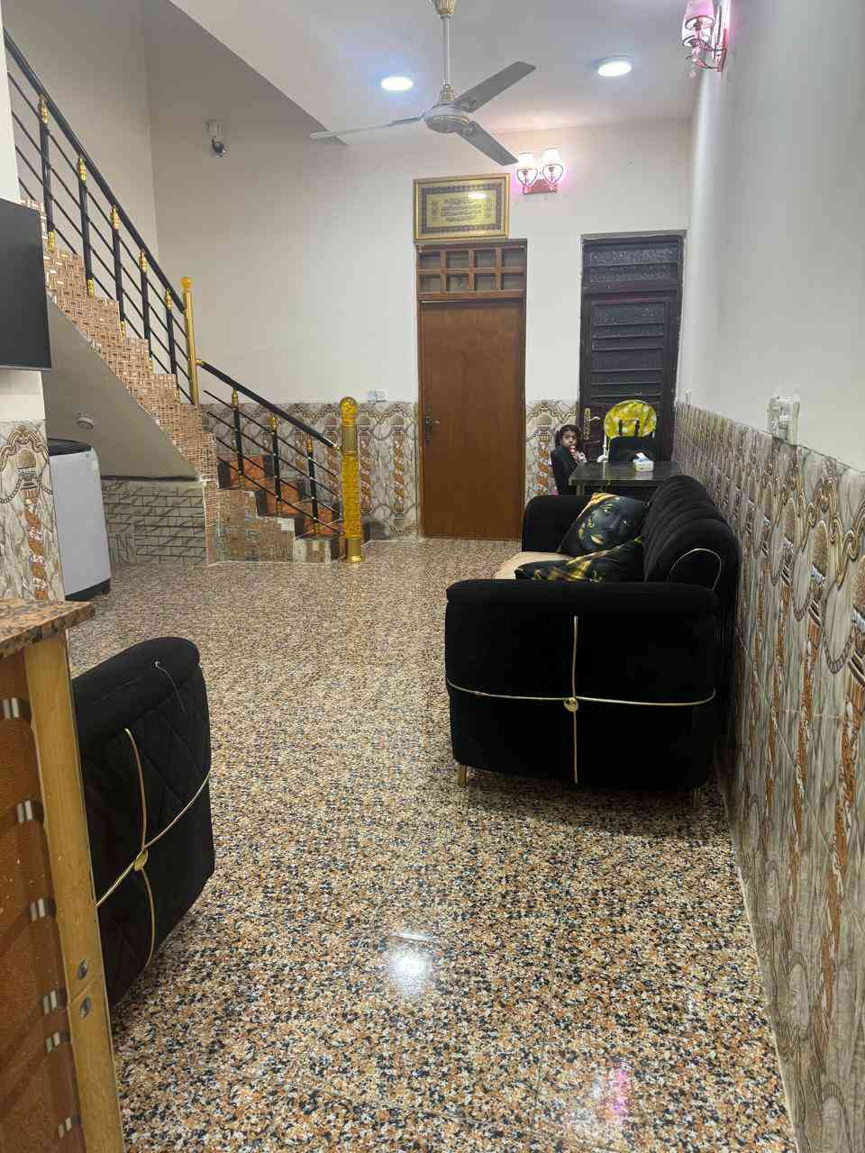 سلام عليكم بيت للبيع حي العسكري شارع 60 بشارع المعهد طريق النجاح  ثالث بيت عن الركن رقم *********** المساحة 125غرفة نوم صاله مناور ثنين مطبخ براني مدخل
