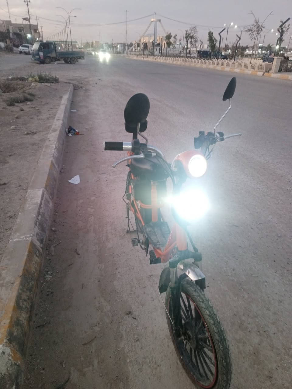 بايسكل شحن من رخصه الادمن
بايسك شحن بطاريات اصليه جدد 
وشاحنه اصليه 
السرعه 60كم فعليه
تواير وجوابه جدد
بي نقص اشاير اماميه 
وركبته الستيرين منقصه صجم 
بس شغال يمشي حاليا كلشي مابي 

رقم الهاتف ***********
السعر تعال خاص
