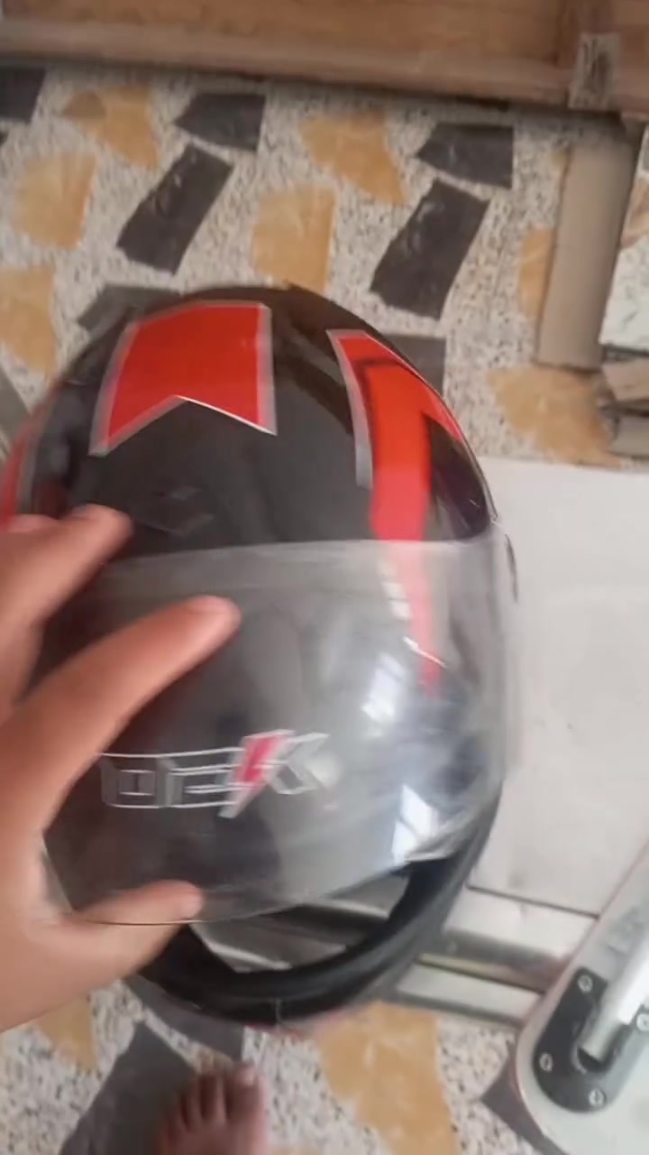 البيع خوذه وصندوق مال دلفري لصندوق سعر 20قفل ولخوذه 35قفل جاي يبيعوها لجديده ب50وب45 الخوذه مصالي 10ايام. من مشتري وثنينهن جديدات للستفسار***********مكاني الرمادي الخمسه كيلو وره مطعم حجي محمد
