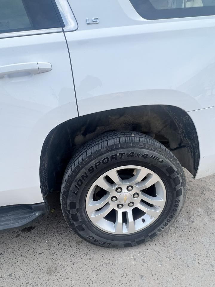 السلام عليكم
تاهو 
2017 
وارد خليجي مكفولة من الضربه و الصبغ 
كير مكينه ما مفتوح مكفولات 
تخم تايرات جديد 
تبريد منضومه كامله جديده 
السيارة رقم بصرة بسمي تحويل شوكت ما يعجبك 
السياره بيها جاملغ خلفي بي بارد معدله درجه اولى 
الباب خلف السايق مبدل اصلي نفس اللون و بيها مكانين بارد
السيارة ماشيه 145 قابل لزياده 
مكان السيارة البصرة 

السعر 335 وبيها مجال 
الاستفسار اكثر ***********
