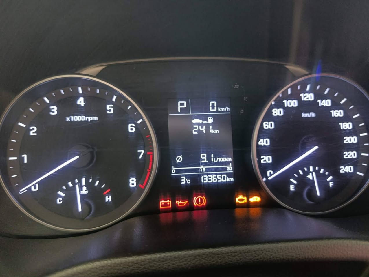 السلام عليكم للبيع . سياره إلنترا  موديل ٢٠١٧. لون أبيض وارد خليجي  محرك ٢٠ باسمي وسنويه لل ٢٠٣٠ مع الهزه  قطعتين تبريد  بيها طخه بسيطه وصبغ فوق التاير الي يم السايق محرك مامفتوح وإيرباك ما طاك السعر ١٢٧ وبي مجال بسيط ***********//***********
