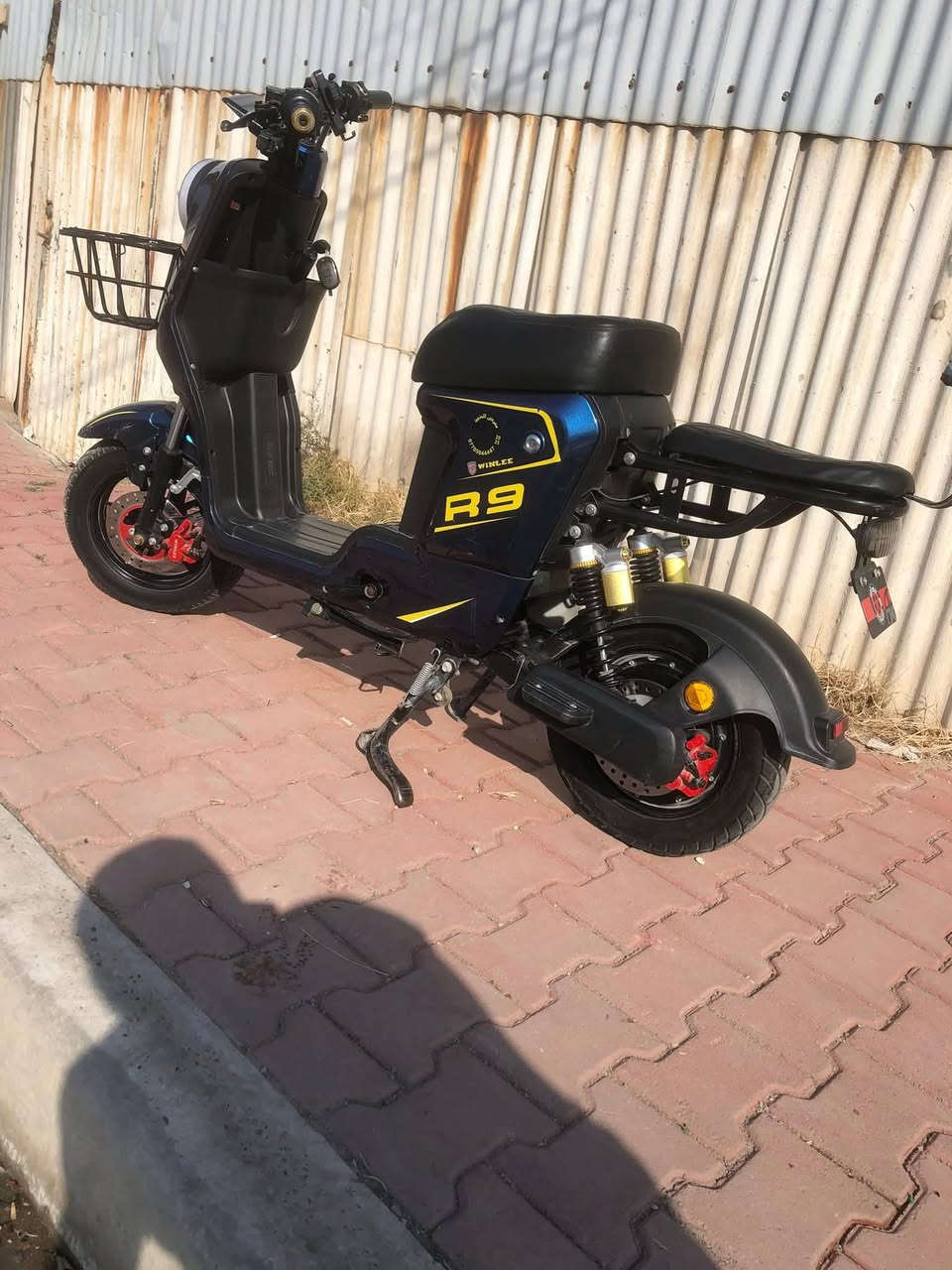 السلام عليكم  R9للبيع موديل 25 خمس بطاريات بلوتوث نظام بك  نظام بارك بريك هيدروليك  منفذ يو اسبي دراجه نضيفه مستخدمه اقل الشهر وياهه مفاتيح 2 وكارت1 وتشغيل بصمه السعر 450 وبيهه مجال حك الجية المكان بغداد الشعب رقم الهاتف***********
