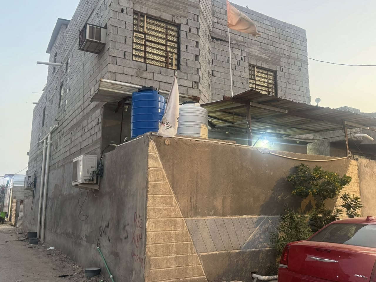 دار للبيع وقف سني مسجل ميه بل ميه بسمنه المساحه 200يحتوي عله 3غرف وستقبال وصاله اومطبخ وشقق فوك ثنين كل وحده الوحده العنوان بصره ابوالخصيب العوجه خلف منتدا الشباب ورياضه ***********
