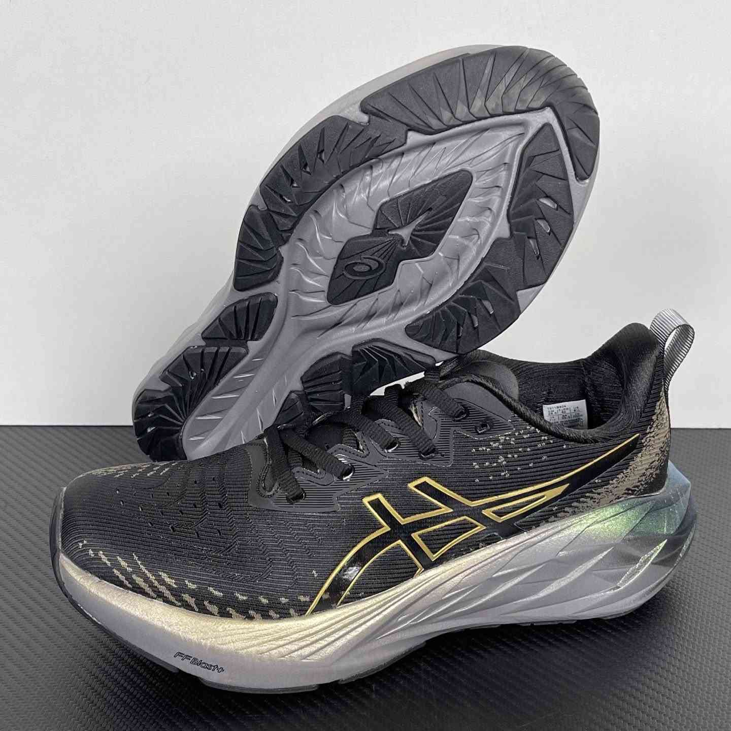 حذاء ASICS Novablast 4 Platinum باللون الأسود والذهبي الشامباني.
قياس.45
طول القدم28.5
السعر65 مكاني بغداد 
***********
