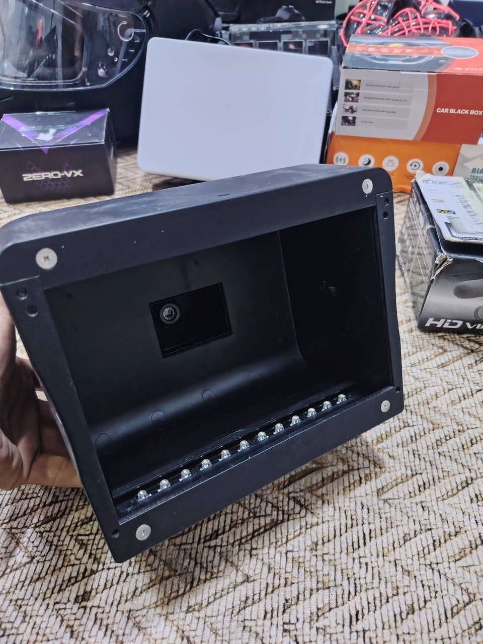 هذا الجهاز هو ماسح ضوئي محمول للصور والأفلام (Combo Scanner) بدقة 14 ميجابكسل.يتميز بشاشة LCD مقاس 2.4 بوصة تسمح بمعاينة ومسح الصور والأفلام (مثل نيجاتيف 35 ملم أو الشرائح) مباشرة دون الحاجة إلى جهاز كمبيوتر.يتضمن الجهاز فتحة لبطاقة SD لحفظ الصور الرقمية، ويمكنه أيضًا التوصيل بجهاز كمبيوتر عبر USB.
واتس 
***********
اليخدمه يطي سعر

