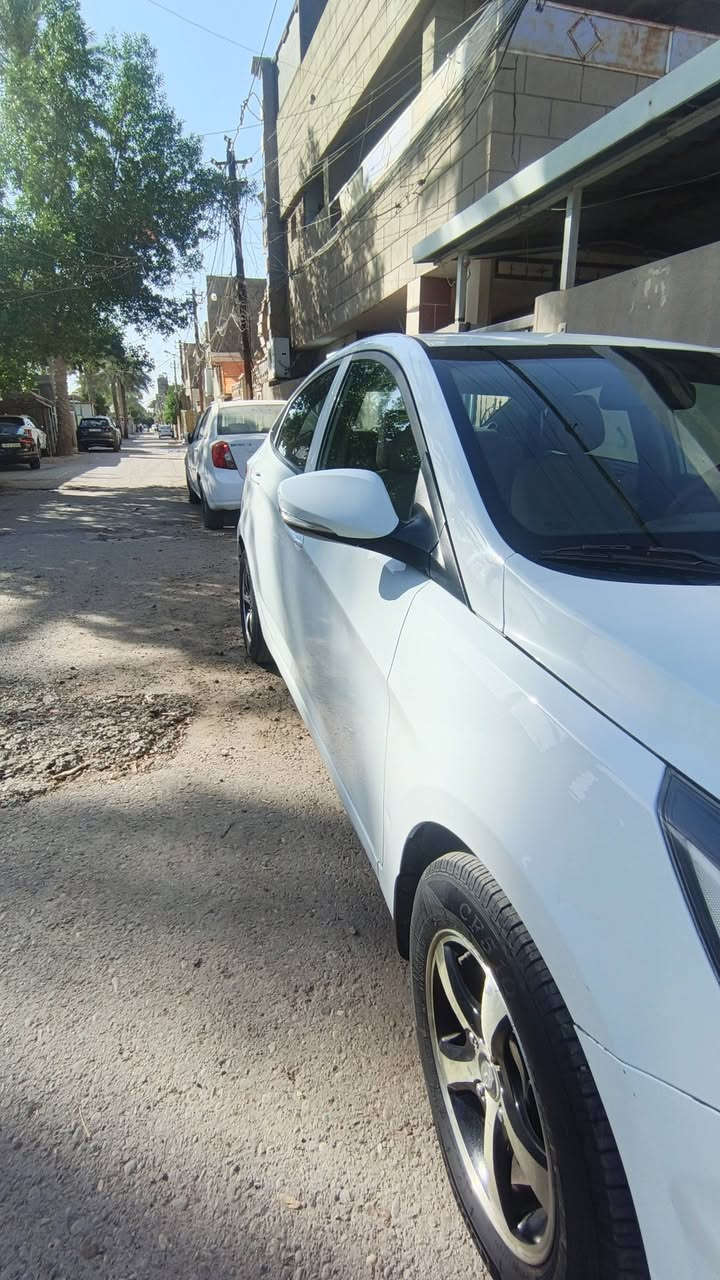 سلام عليكم
اكسنت 2015 خليجي 
رقم بغداد الدولي السياره باسمي 
شرط تحويل 
بيها 6 قطع صبغ ابيع حزام 
السونار موجود بصور
مكينه كير وتبريد خير من الله 
مكاني بغداد العامرية
السعر 87 وبيها مجال 
***********
