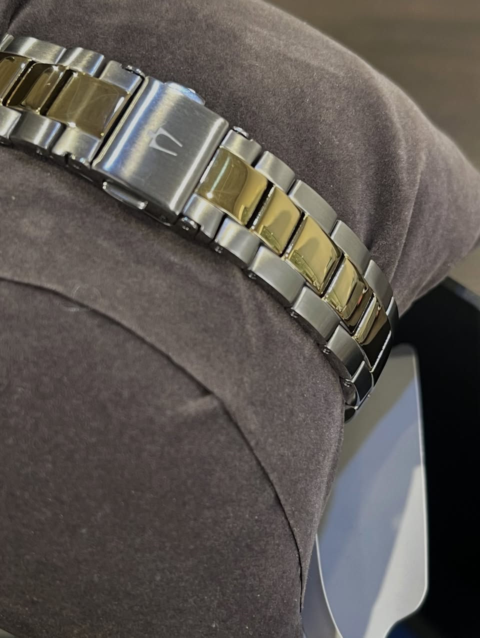 ✨ أناقة ناعمة بتفاصيل فاخرة ✨

ساعة نسائية بتصميم أنثوي راقٍ، تجمع بين اللمعان الهادئ ولمسة الفخامة الكلاسيكية… خيار مثالي لكل سيدة تحب التميز.

🔹 القياس: 32 مم
🔹 المينا: صدف طبيعي لامع مع مؤشرات كريستالية براقة
🔹 اللون: تو تون (فضي × ذهبي) أنيق
🔹 السوار: ستيل فاخر متناسق مع التصميم
🔹 الحالة: جديدة بالكامل – غير مستخدمة

قطعة راقية تضيف لمسة فخامة هادئة لكل إطلالة 💫

للحجز أو الاستفسار مراسلة الخاص 📩

#ساعات_نسائية #ساعة_فاخرة #تو_تون #مينا_صدف #أناقة هدايا_فاخر


**إذا كنت صاحب هذا الإعلان وتريد حذفه لأي سبب، رجاءا أرسل رسالة إلى الدعم الفني**