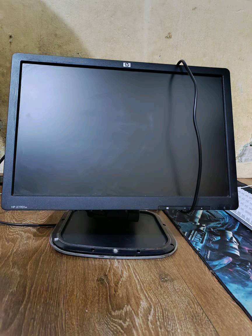 بيسي مكتبي كامل لل شغل البصيط
مواصفات كور اي 3 جيل ثاني كرت شاشه داخلي رامات

8 DDR3 تخزين HDD 500 مع ماوس وكيبورد وشاشه ويده كيبورد بلو سوج ارجيبي كامل كل هاذه بسعر 135 الف وبي مجال قليل 