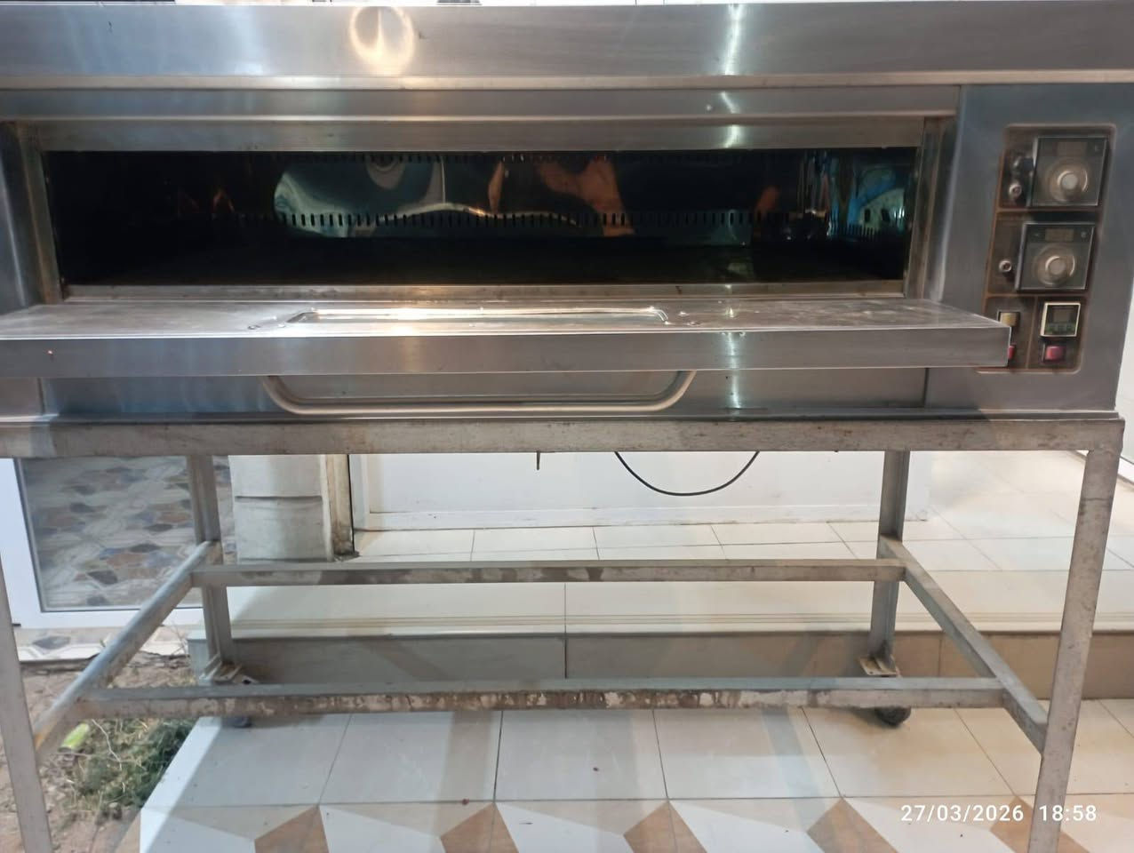 فرن للبيع حجم كبير نضيف مع الميز مالته سعره 500 وبي مجال بسيط مكاني حي النفط ***********

