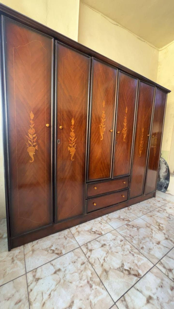 ♦️♦️ #عرض #مميز – #غرفة #نوم ماستر كلاسيك 
♦️♦️#غرف #نوم نظيفة جداً وتصميم حديث، جاهزة للاستخدام فوراً بدون أي تعب أو تصليح غير قابل للتفاوض 
♦️خشب لاتيه ١٨  
 #مستعمل بحال الوكالة 
♦️ سرير مريح وثابت 
♦️ خزانة 6ضرف واسعة ومرتبة 
♦️ تسريحة أنيقة مع مرآة
♦️كمدينة عدد2
💥 جودة ممتازة وسعر مغري 💥
مناسبة للعرسان أو لأي حدا بدو يجهز بيته بسرعة وبأقل تكلفة
السعر #190دينار 🤗🤗
التوصيل والتركيب مجاني داخل عمان
خدمة معاينه عند تسليم دفع بعد المعاينة 
البيع المستعجل طلب على واتساب0786722273


**إذا كنت صاحب هذا الإعلان وتريد حذفه لأي سبب، رجاءا أرسل رسالة إلى الدعم الفني**