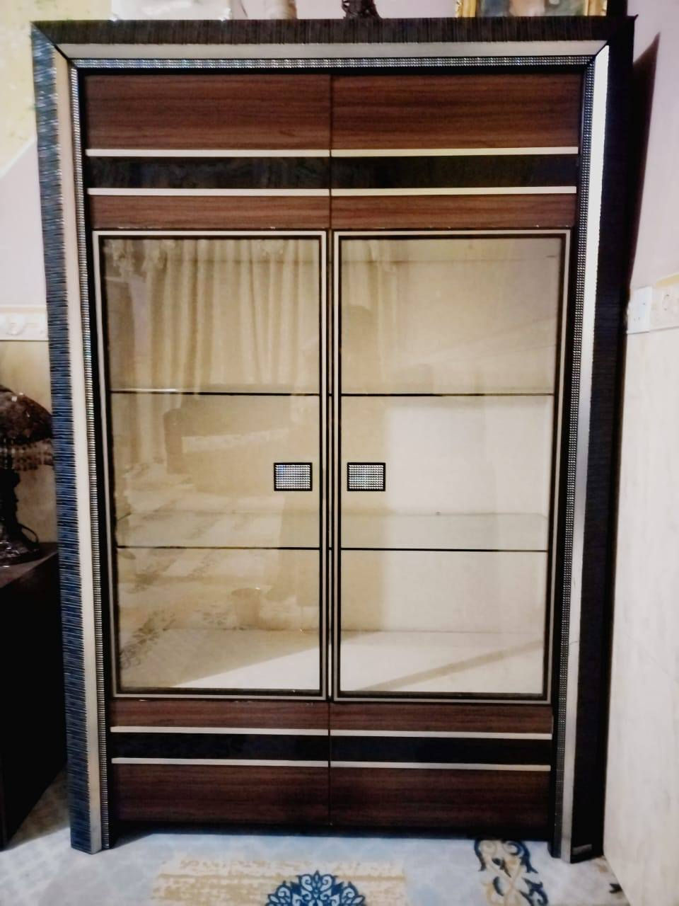 من رخصة الامن
ملحق عدد(٢)يرهم مكتبه حافظة حقائب
كراسي عدد٢ دوار 
مطفئة حريق عدد٢
شمعات كهربائيه مكافحة الحشرات
كومدي خشب جرارات عدد١ مع ملخق
فلترماء أصلي عدد١
ثلاجه LG
بلجكتور 
راوتر حديث لكيبل ضوئي 2
اتصال ***********
