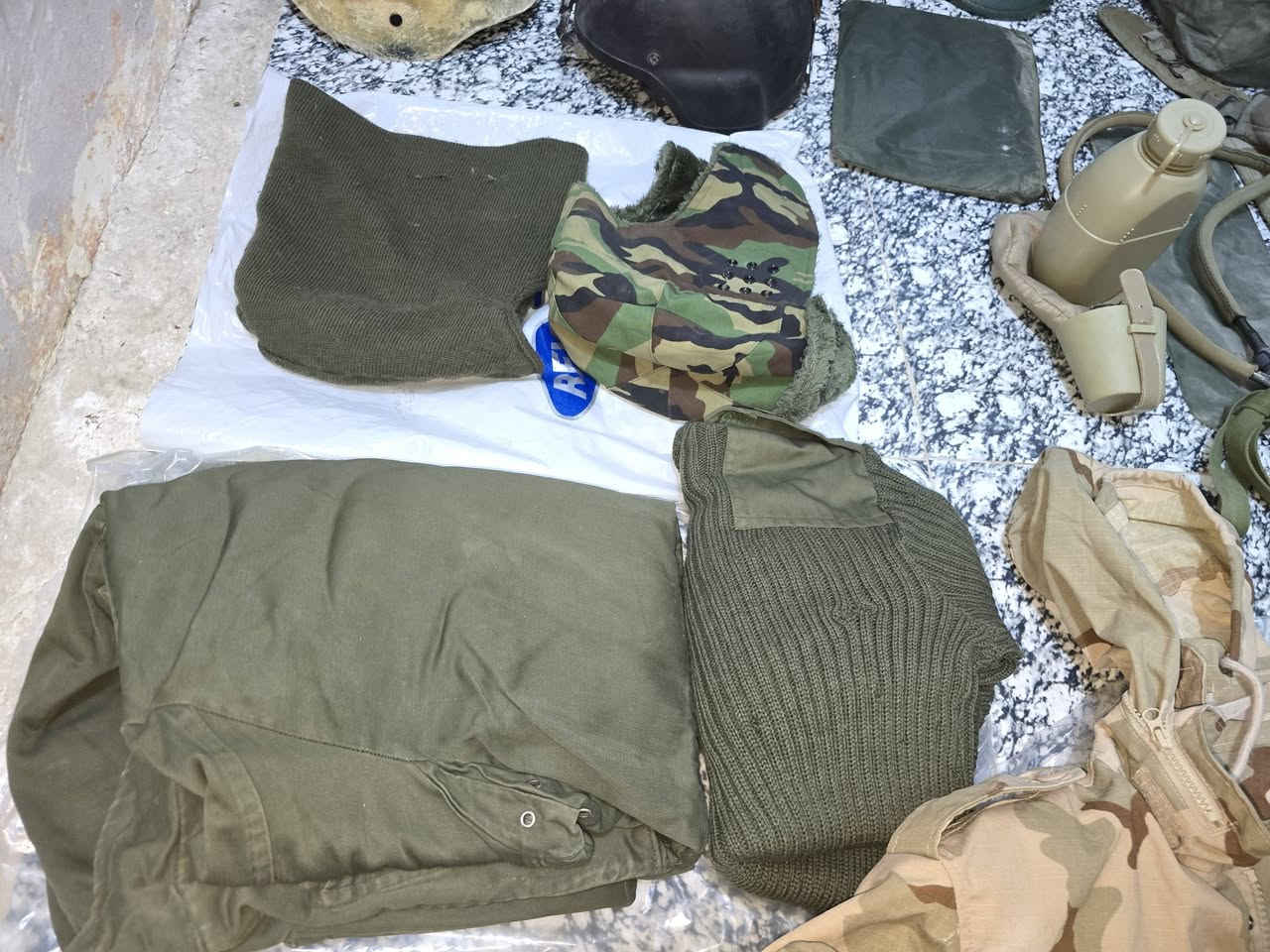 غراض للبيع عنوان حلة مركز يتوفر قمصلة وجيرسي ولثمة روماني قياس سمول خوذ الياف امريكي وحدة باغة خفيف


**إذا كنت صاحب هذا الإعلان وتريد حذفه لأي سبب، رجاءا أرسل رسالة إلى الدعم الفني**