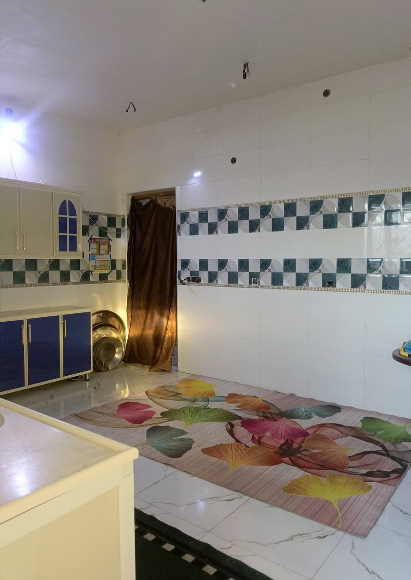 السلام عليكم بيت للبيع 200 متر طابو صرف بحي الفنانين يحتوي على غرفتين وصالة ومطبخ واستقبال يحتاج ترتيبات بسيطة بس 
للتواصل والاستفسار *********** موجود واتساب 
السعر 125
