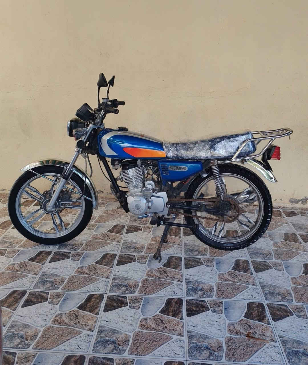 السلام عليكم
دراجة سيفان 2020 أوراق كامله، للبيع السعر 375 وبيها مجال المكان ديالى شهربان ***********
