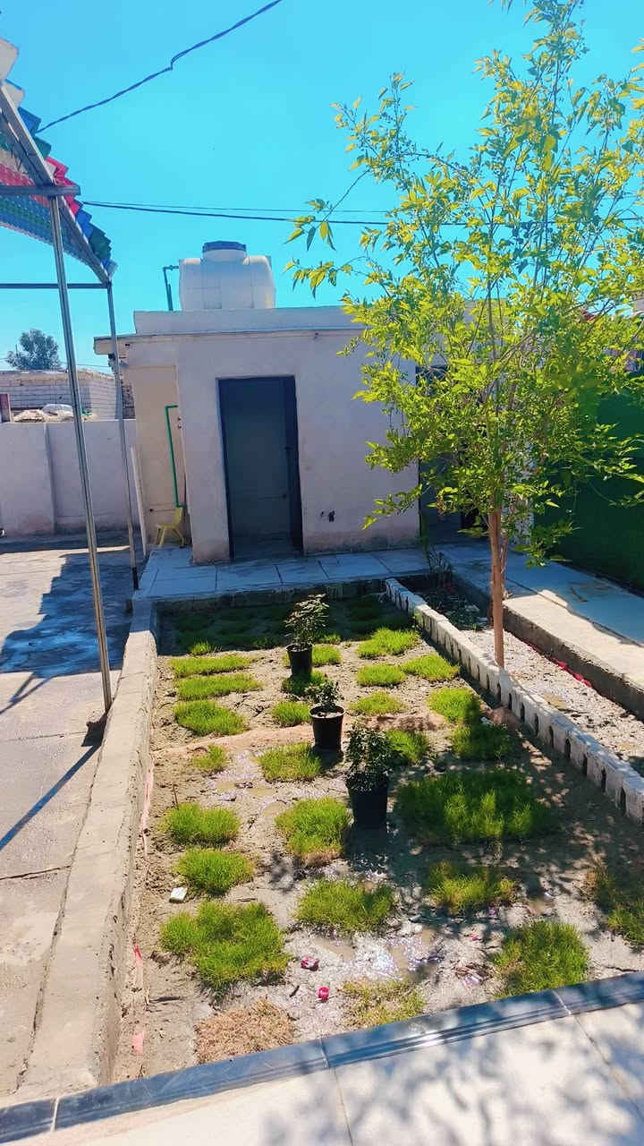 بيت مساحه 350في  ملحق حي العامل يتوفر جميع الخدمات ماء خطين وكهرباء ومولد
ومدارس ابتدائية وإعدادية 
ومستوصف صحي 
ونترنيت ضوئي
البناء جديد 
الاساس صب مسلح كونكريت 
البناء ابلوك واعازل طابوق 
الارتفاع 3متر ونص 
البيت يتكون مطبخ حار +ومطبخ بارد + غرفتين + صاله +مجمع صحيات وحمام داخلي  وبراني كبير 
+محل خارجي +صحيات خارجيه وحمام
أي استفسار تفضل ***********وتساب ادزلك فيدو شرح تفاصيل 
السعر 75قابل للتفاوض
