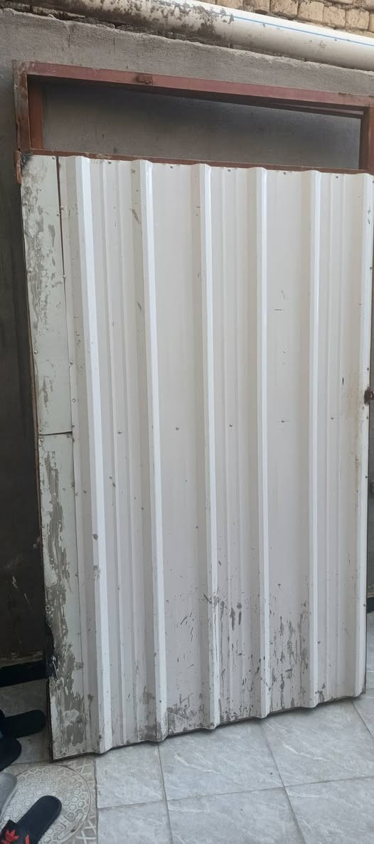 السلام عليكم باب جينكو طلاكتين نضيف يصلح باب كراج او اذا عندك بناء قياس الباب 2 متر و 70 سانتيم وارتفاع الباب تقريبآ 2 متر و 40سانتيم متواجد واتساب فقط عنواني البصره القديمه ***********
