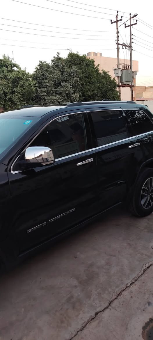 بيع مستعجل لغرض عمليه​🚗 جيب غراند شيروكي ليميتد (Jeep Grand Cherokee Limited) للبيع
​السلام عليكم، عارض سيارتي الجيب للبيع، والسيارة ما شاء الله مثل ما واضحة بالصور حيل حلوا الله يشهد 
​الموديل: [2019]
​الفئة: ليميتد (Limited).
​اللون: أسود ملكي.
​الرقم: كركوك (ألماني جديد)، سنوية وهزة جديدة.
​المحرك: 6 سلندر (3.6L).
​
​المسافة المقطوعة: ماشية 110,000 [ كيلومتر].
​🌟 المواصفات:
​بصمة تشغيل +بصمة أبواب+تشغيل عن بعد
​شاشة كبيرة مع كاميرا خلفية وحساسات.
​كراسي جلد (كهرباء).
​جنطة خلفية كهرباء.
​تبريد  قطعتين ثلج، كير ومحرك وجاهزية بشرط الفحص.
​
​🛠️ حالة البودي والضرر:
​السيارة بيها ضربة صايرة بصفحة السايق (مصلحة وجاهزة والسيارة حركتها وتوازنها 100%).
​[ايرباك برده طاك وراجع سستم].
​السعر: 195 ورقة (دفتر و95 ورقة)  وبيه مجال
​مكان السيارة: كركوك.
​للتواصل والاستفسار (واتساب أو اتصال): ***********
