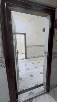 شقة للأيجار على شارع اربعين قرب مرطبات دريم 
تحتوي على غرفتين وصالة ومطبخ وصحيات 
سعر الايجار 250 الف 
للأستفسار *********** اتصل
