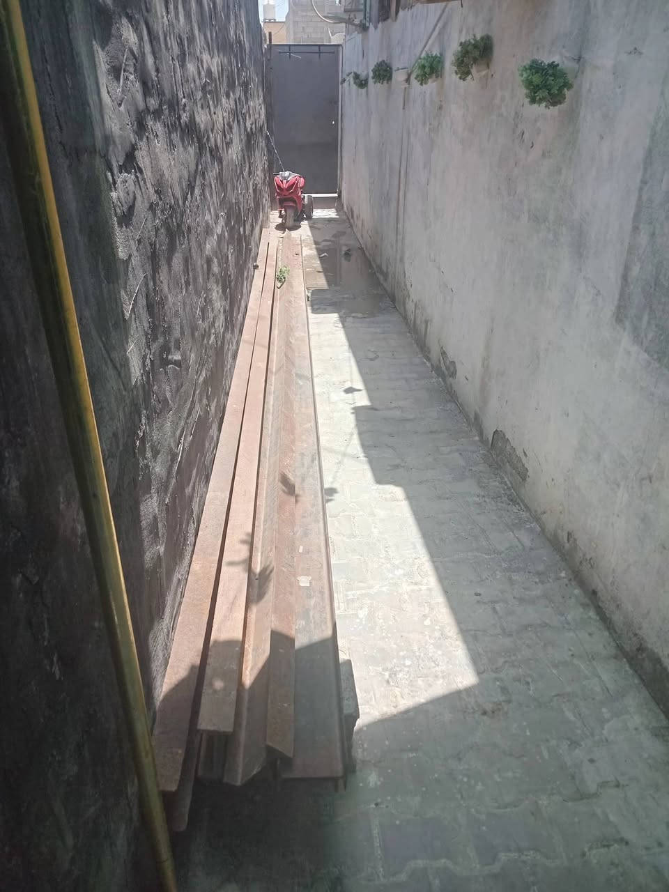 شيلمان طول سته ونص خمس قطع سعر لمتر ب 9الاف بكاني زعفرانيه بل سدا نهايت شارع لمعهد ***********
