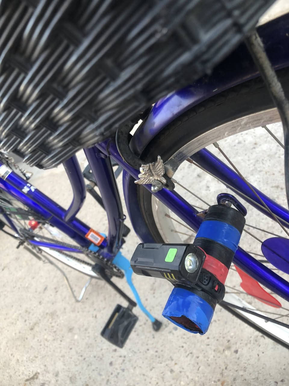 سلام عليكم الباسكل نضيف سعر 100 هوه الغراض***********
